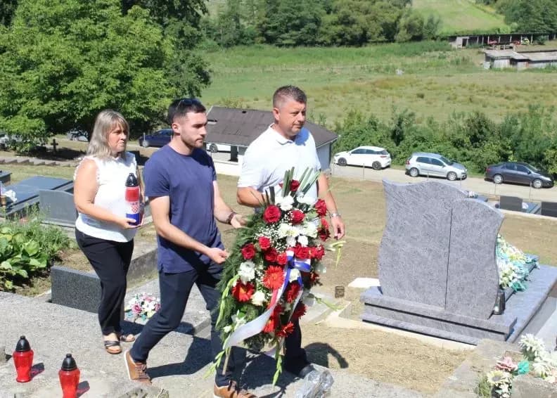 UZ 34. OBLJETNICU POGIBIJE PRIPADNIKA „TIGROVA“: U Novoj Ljeskovici odana počast hrvatskom branitelju Josipu Kneževiću