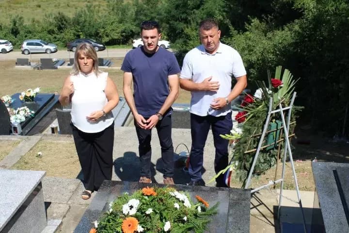 UZ 34. OBLJETNICU POGIBIJE PRIPADNIKA „TIGROVA“: U Novoj Ljeskovici odana počast hrvatskom branitelju Josipu Kneževiću