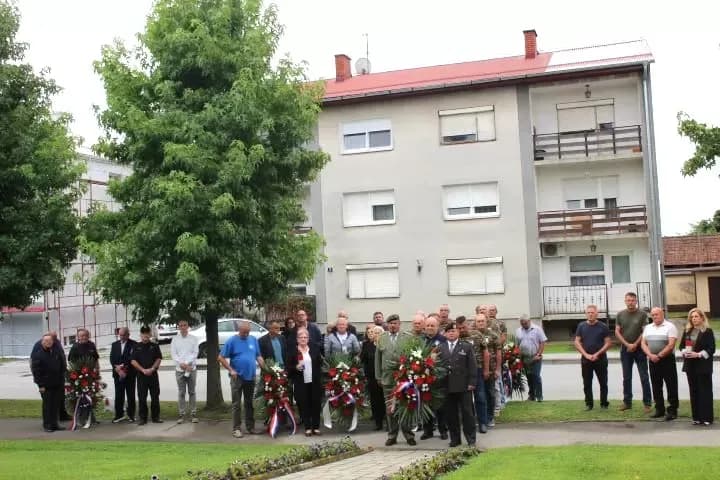 Polaganjem vijenaca i paljenjem svijeća u Pleternici odana počast poginulim braniteljima