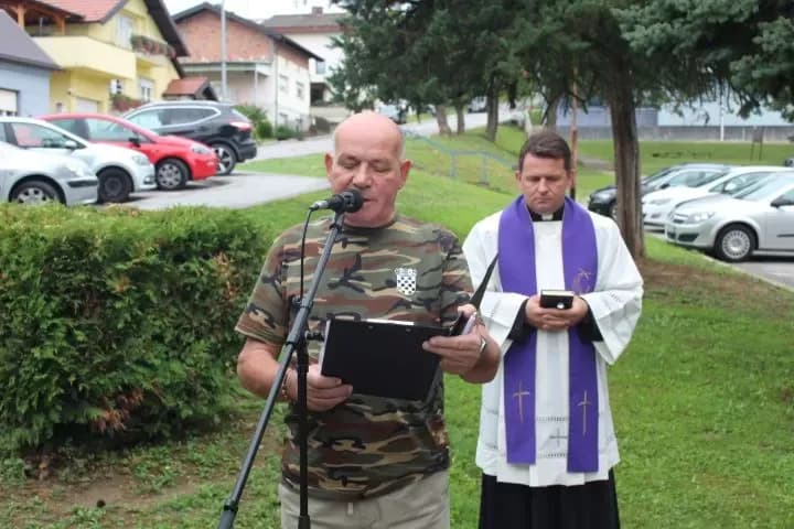 Polaganjem vijenaca i paljenjem svijeća u Pleternici odana počast poginulim braniteljima