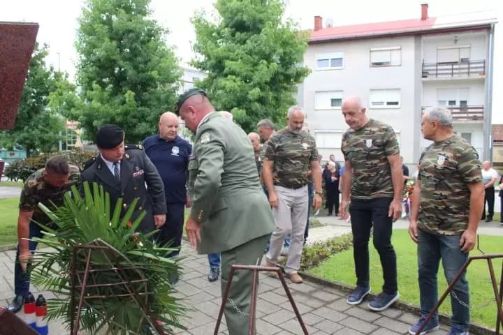Polaganjem vijenaca i paljenjem svijeća u Pleternici odana počast poginulim braniteljima
