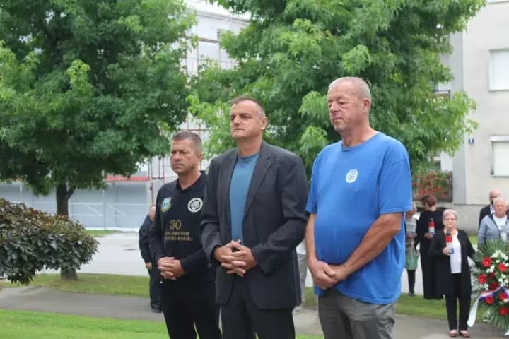 Polaganjem vijenaca i paljenjem svijeća u Pleternici odana počast poginulim braniteljima
