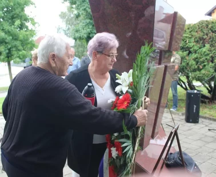 Polaganjem vijenaca i paljenjem svijeća u Pleternici odana počast poginulim braniteljima