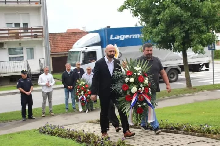 Polaganjem vijenaca i paljenjem svijeća u Pleternici odana počast poginulim braniteljima