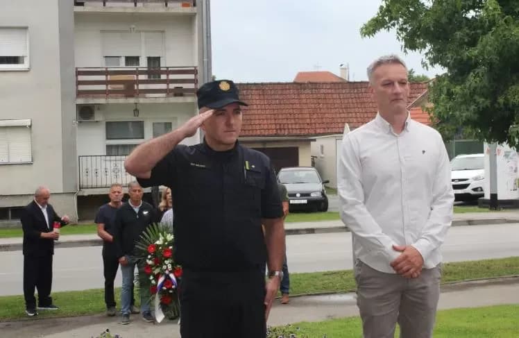 Polaganjem vijenaca i paljenjem svijeća u Pleternici odana počast poginulim braniteljima