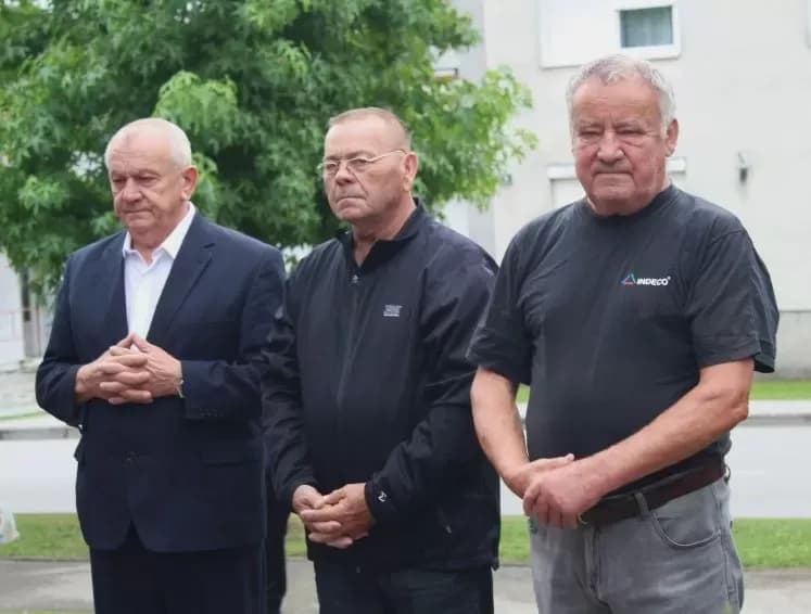 Polaganjem vijenaca i paljenjem svijeća u Pleternici odana počast poginulim braniteljima