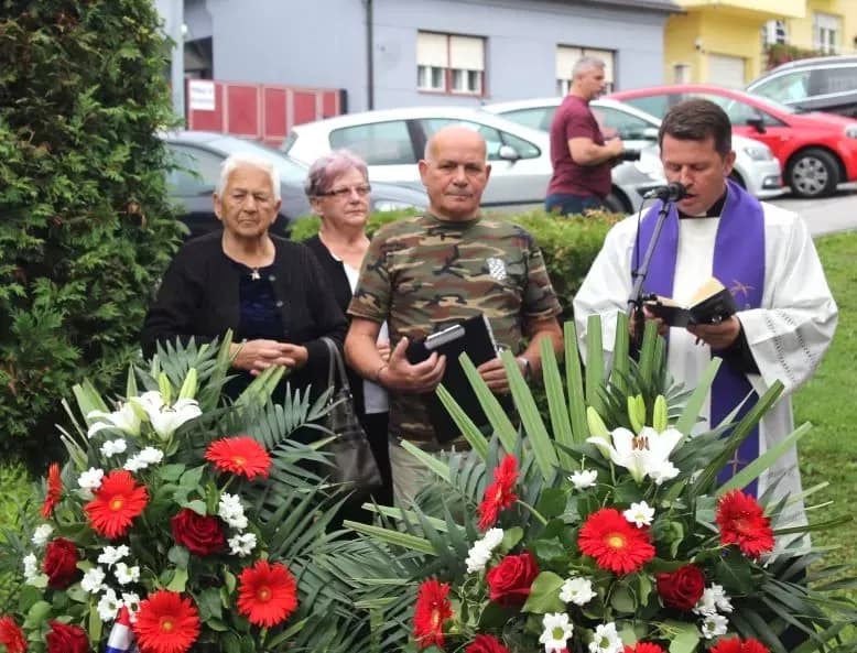 Polaganjem vijenaca i paljenjem svijeća u Pleternici odana počast poginulim braniteljima