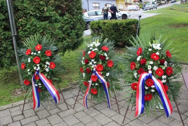 Polaganjem vijenaca i paljenjem svijeća u Pleternici odana počast poginulim braniteljima