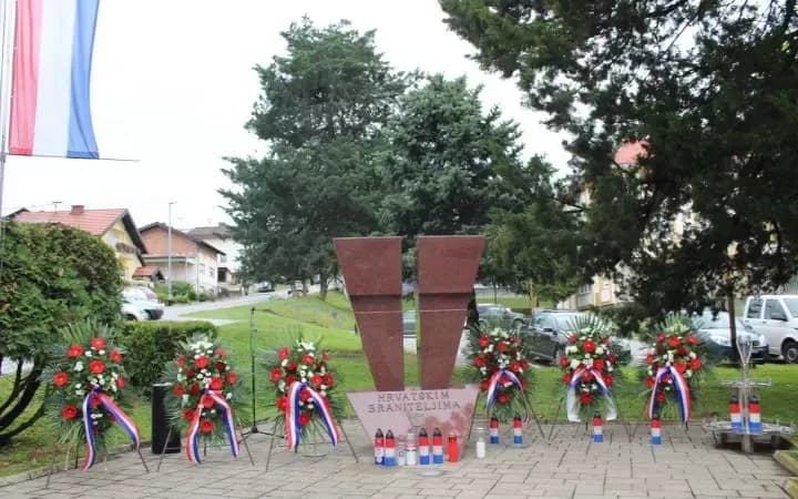 Polaganjem vijenaca i paljenjem svijeća u Pleternici odana počast poginulim braniteljima