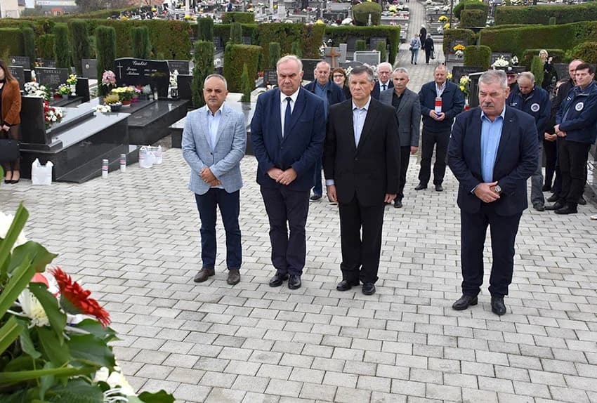Položeni vijenci i zapaljene svijeće na groblju sv. Ilije [FOTO]