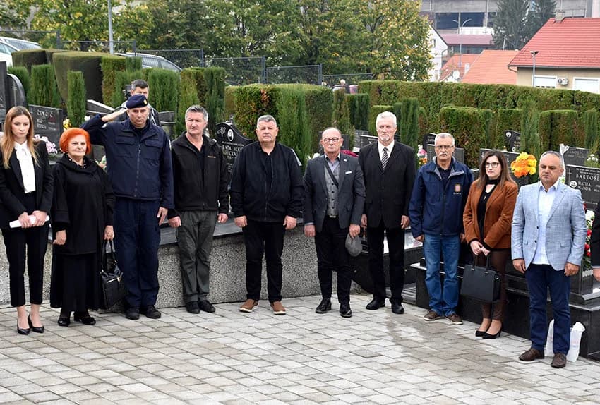Položeni vijenci i zapaljene svijeće na groblju sv. Ilije [FOTO]