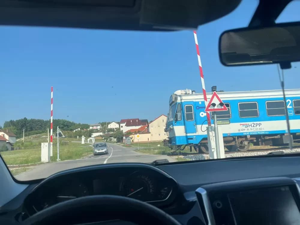 Rampa pod Glavicom podignuta - vlak juri prugom!