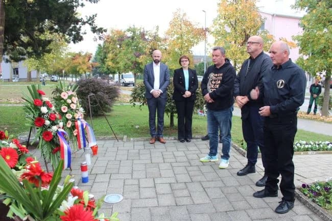 U Pleternici položeni vijenci ispred spomen-obilježja hrvatskim braniteljima i biste dr. Franje Tuđmana