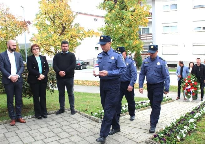U Pleternici položeni vijenci ispred spomen-obilježja hrvatskim braniteljima i biste dr. Franje Tuđmana