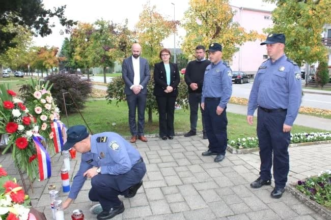 U Pleternici položeni vijenci ispred spomen-obilježja hrvatskim braniteljima i biste dr. Franje Tuđmana