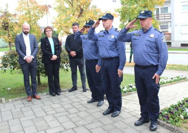 U Pleternici položeni vijenci ispred spomen-obilježja hrvatskim braniteljima i biste dr. Franje Tuđmana