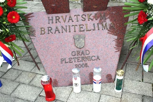 U Pleternici položeni vijenci ispred spomen-obilježja hrvatskim braniteljima i biste dr. Franje Tuđmana