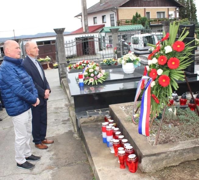 U Pleternici položeni vijenci ispred spomen-obilježja hrvatskim braniteljima i biste dr. Franje Tuđmana