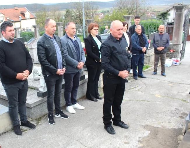 U Pleternici položeni vijenci ispred spomen-obilježja hrvatskim braniteljima i biste dr. Franje Tuđmana