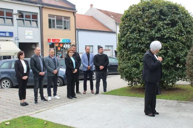 U Pleternici položeni vijenci ispred spomen-obilježja hrvatskim braniteljima i biste dr. Franje Tuđmana