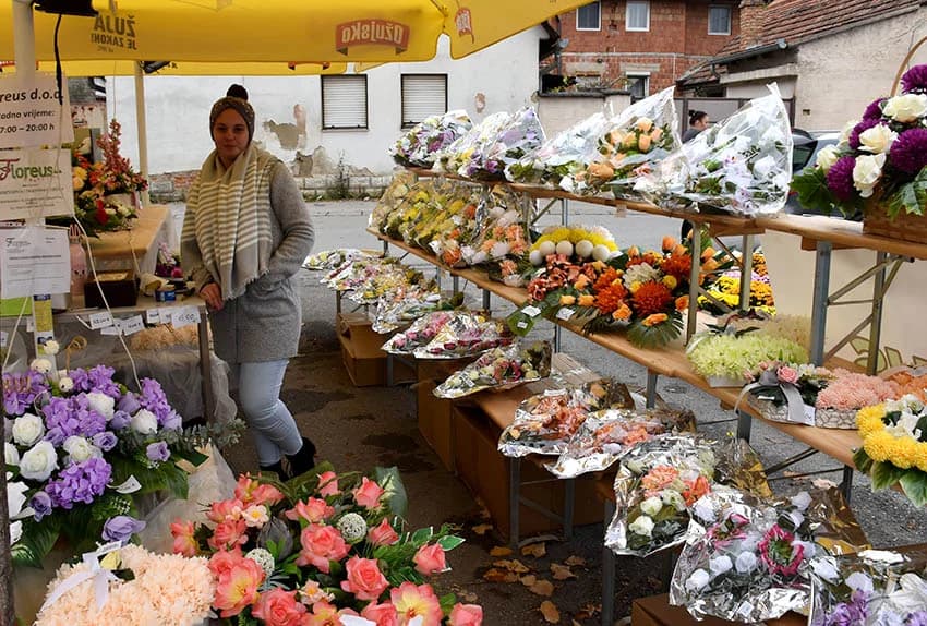 BOGATA PONUDA CVIJEĆA ZA BLAGDAN SVIH SVETIH: Kupuje se bijelo i žutu jer je to tradicija [FOTO]