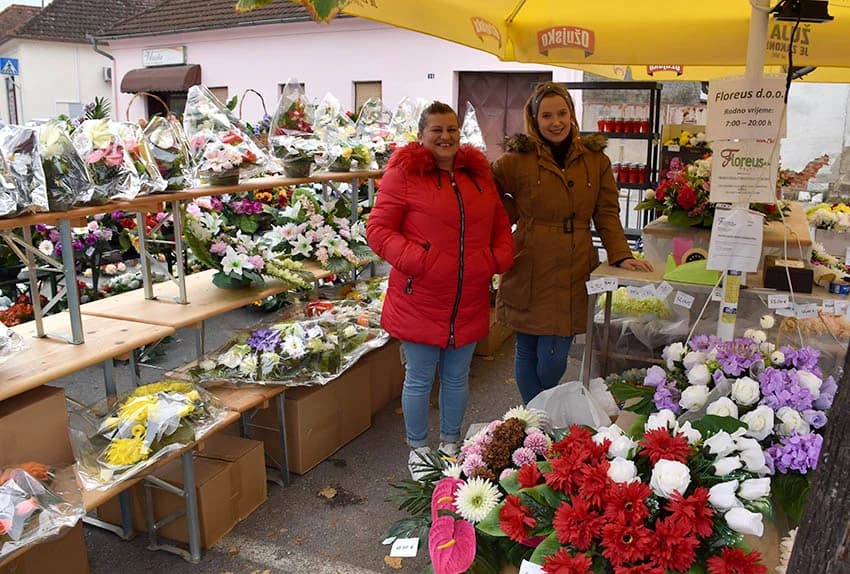 BOGATA PONUDA CVIJEĆA ZA BLAGDAN SVIH SVETIH: Kupuje se bijelo i žutu jer je to tradicija [FOTO]
