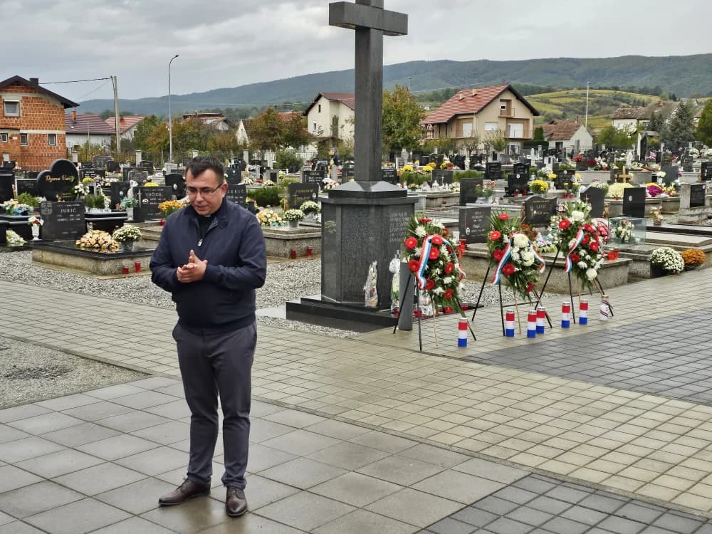 Na kutjevačkom groblju svetog Marka položeni vijenci i zapaljene svijeće u spomen na stradale hrvatske branitelje [FOTO]