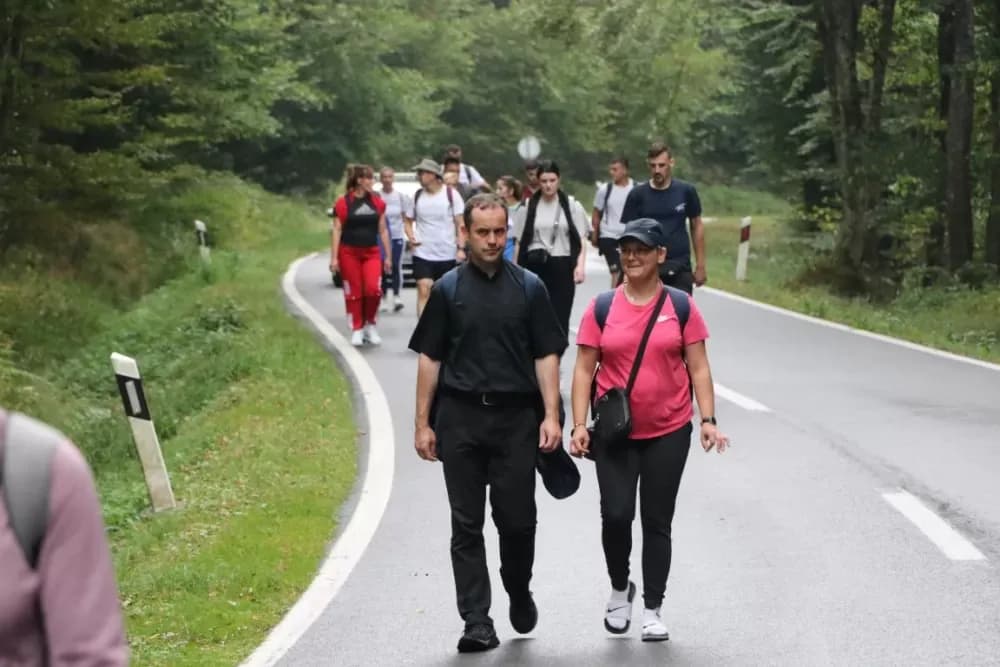 /FOTOGALERIJA/ Hodočasnički hod više od 500 pješaka prema Biskupijskom marijanskom svetištu Voćin
