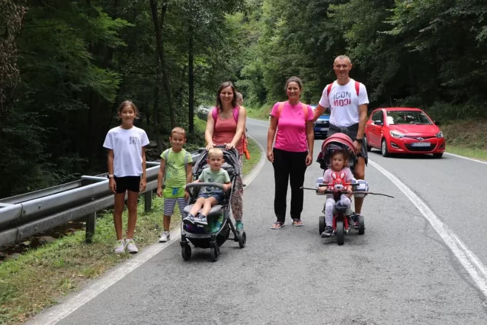 /FOTOGALERIJA/ Hodočasnički hod više od 500 pješaka prema Biskupijskom marijanskom svetištu Voćin