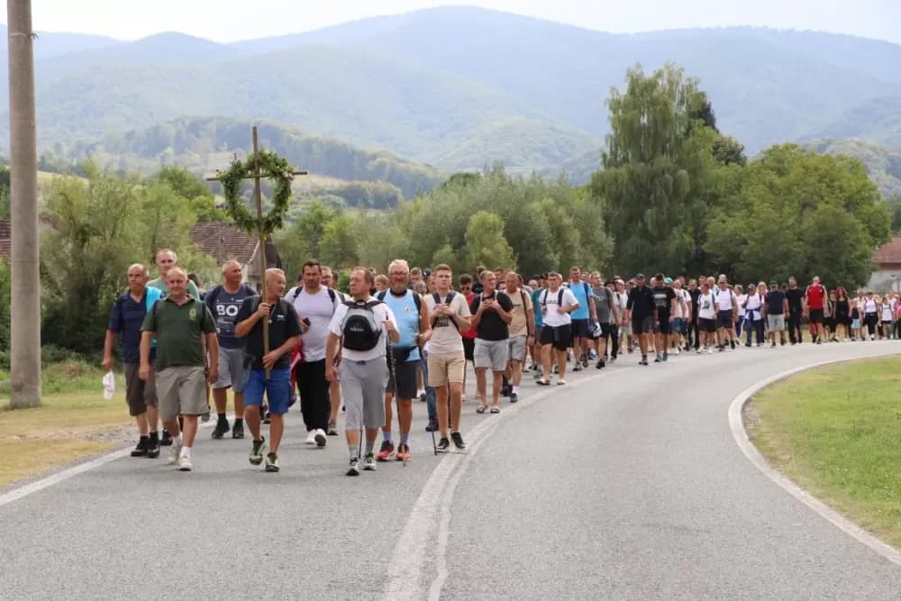 /FOTOGALERIJA/ Hodočasnički hod više od 500 pješaka prema Biskupijskom marijanskom svetištu Voćin