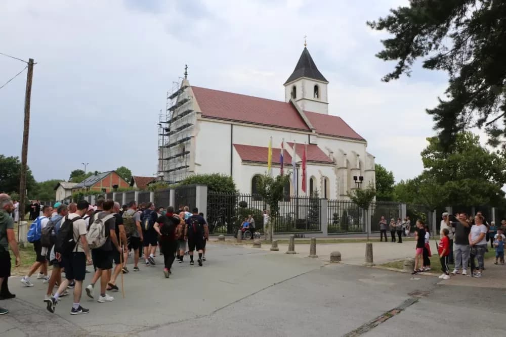/FOTOGALERIJA/ Hodočasnički hod više od 500 pješaka prema Biskupijskom marijanskom svetištu Voćin