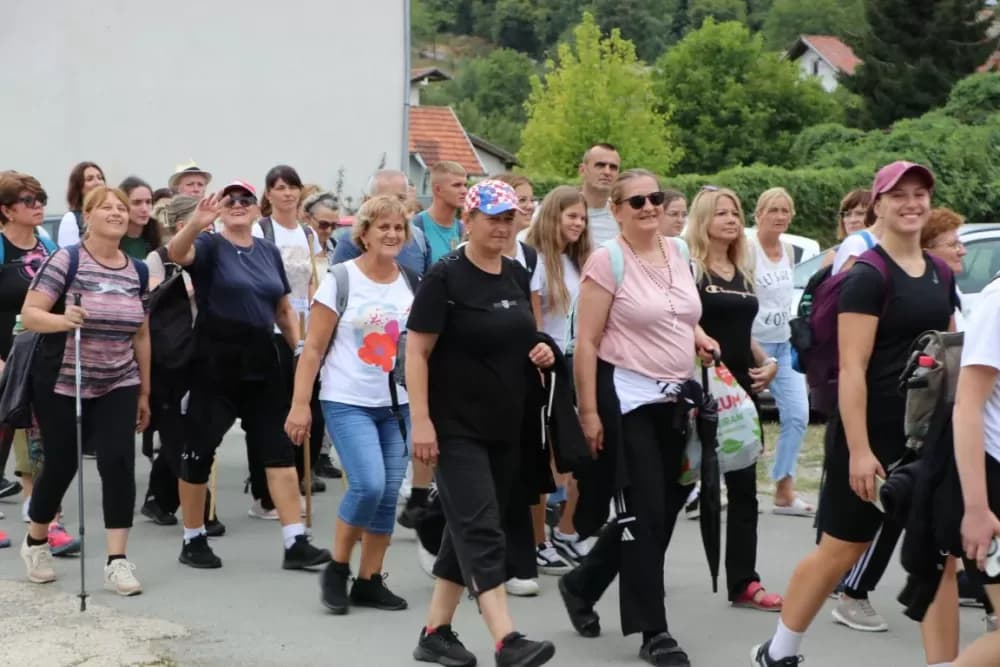 /FOTOGALERIJA/ Hodočasnički hod više od 500 pješaka prema Biskupijskom marijanskom svetištu Voćin