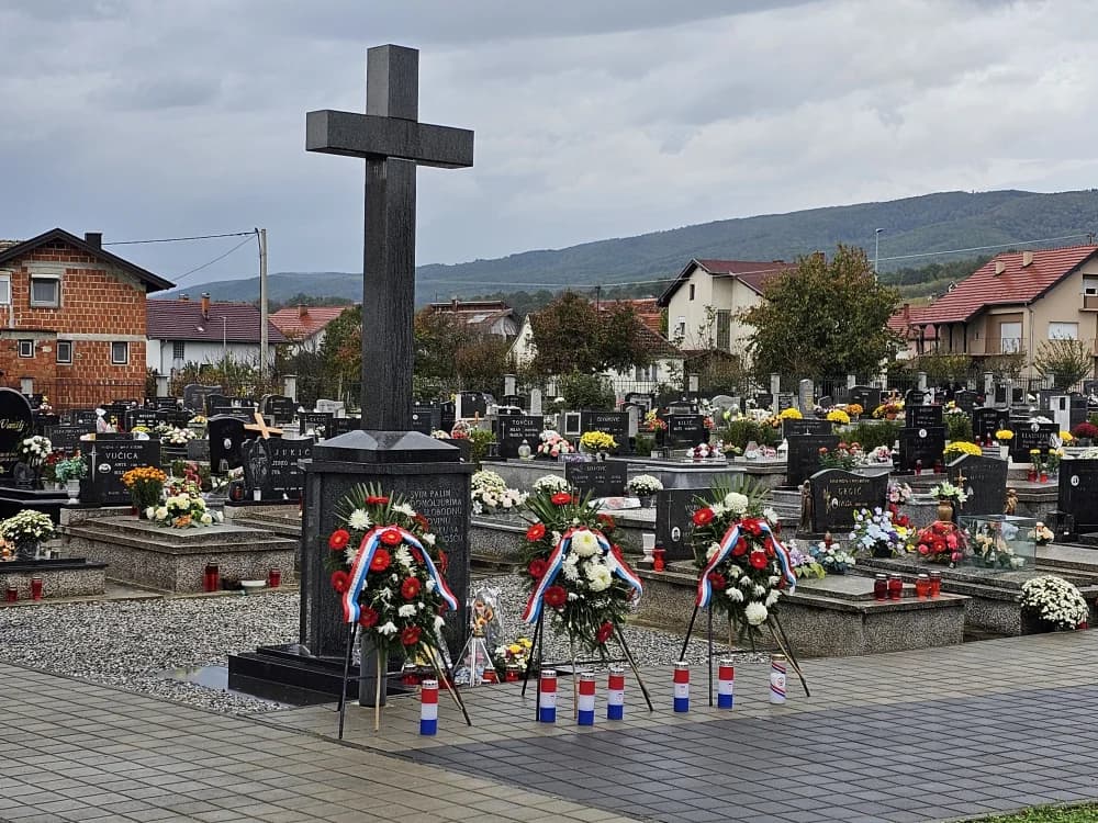 Na kutjevačkom groblju svetog Marka položeni vijenci i zapaljene svijeće u spomen na stradale hrvatske branitelje [FOTO]