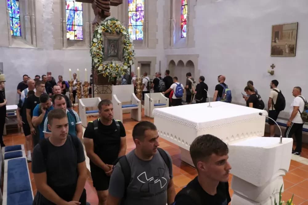 /FOTOGALERIJA/ Hodočasnički hod više od 500 pješaka prema Biskupijskom marijanskom svetištu Voćin