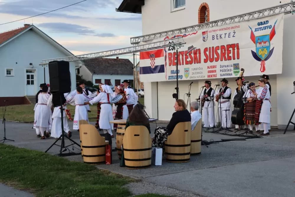 Nizale su se pjesme i napjevi, plesalo se i igralo na 29. Bekteškim susretima