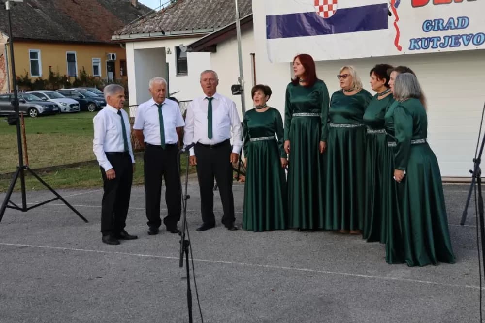 Nizale su se pjesme i napjevi, plesalo se i igralo na 29. Bekteškim susretima
