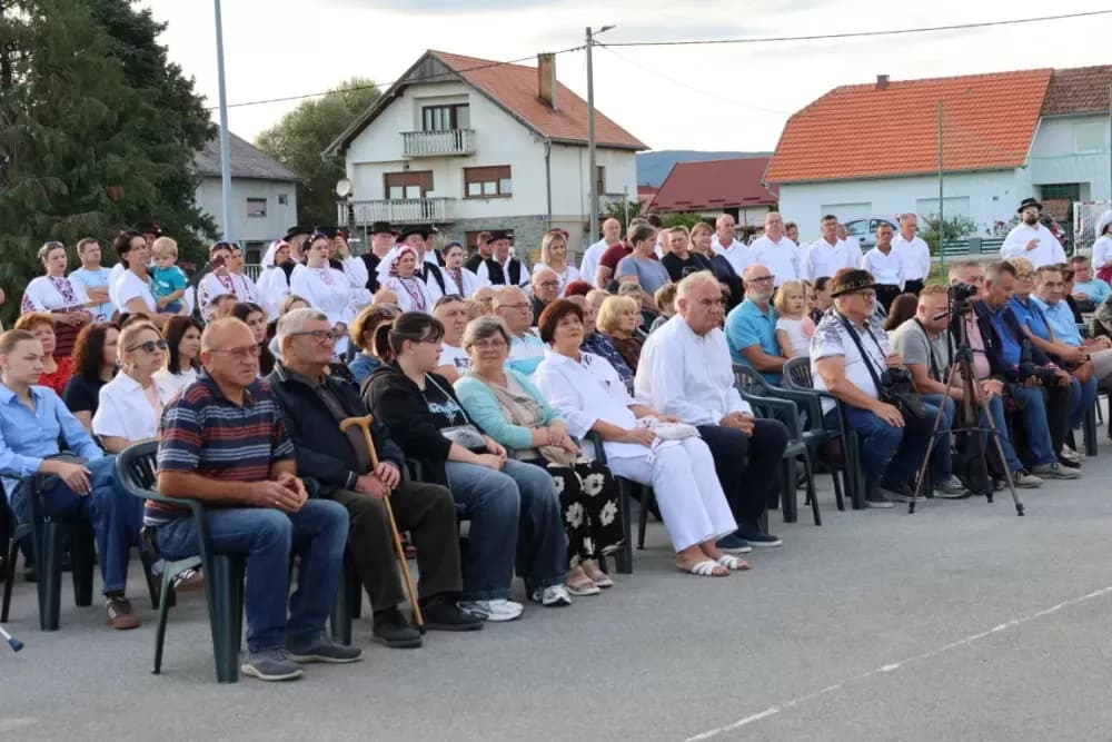 Nizale su se pjesme i napjevi, plesalo se i igralo na 29. Bekteškim susretima