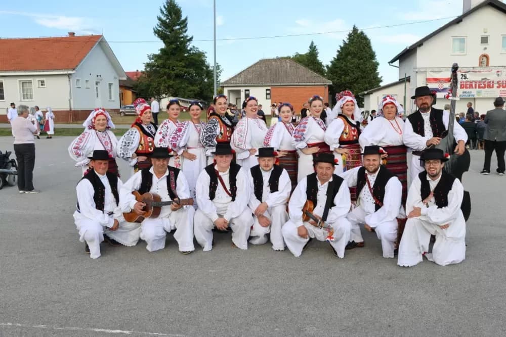 Nizale su se pjesme i napjevi, plesalo se i igralo na 29. Bekteškim susretima