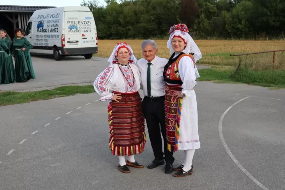 Nizale su se pjesme i napjevi, plesalo se i igralo na 29. Bekteškim susretima