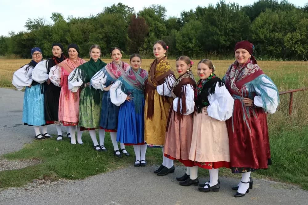Nizale su se pjesme i napjevi, plesalo se i igralo na 29. Bekteškim susretima