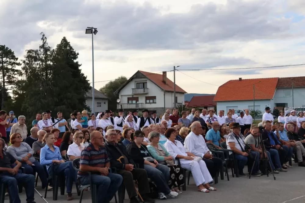 Nizale su se pjesme i napjevi, plesalo se i igralo na 29. Bekteškim susretima