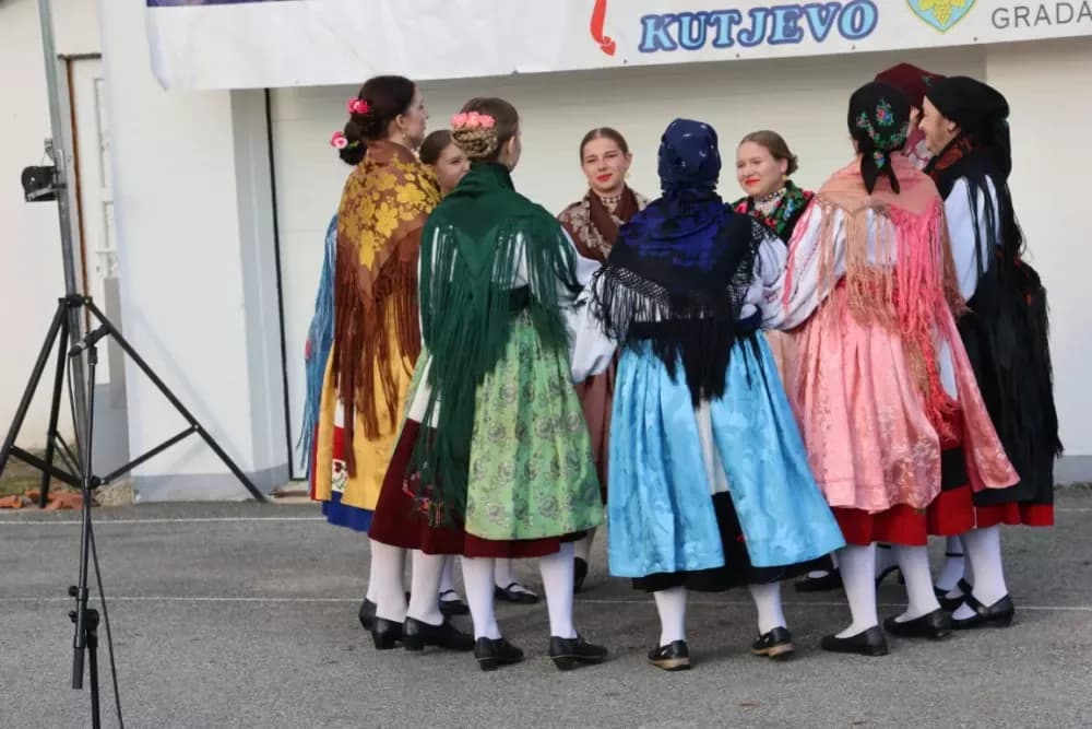Nizale su se pjesme i napjevi, plesalo se i igralo na 29. Bekteškim susretima