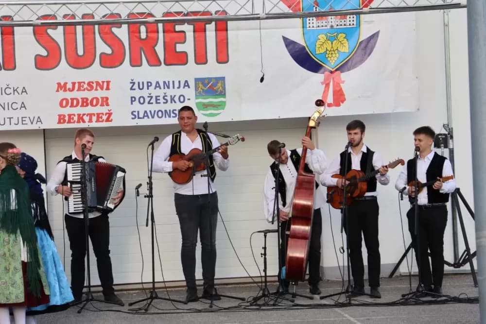 Nizale su se pjesme i napjevi, plesalo se i igralo na 29. Bekteškim susretima