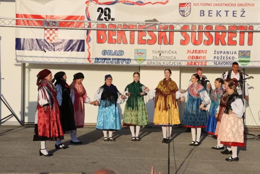 Nizale su se pjesme i napjevi, plesalo se i igralo na 29. Bekteškim susretima