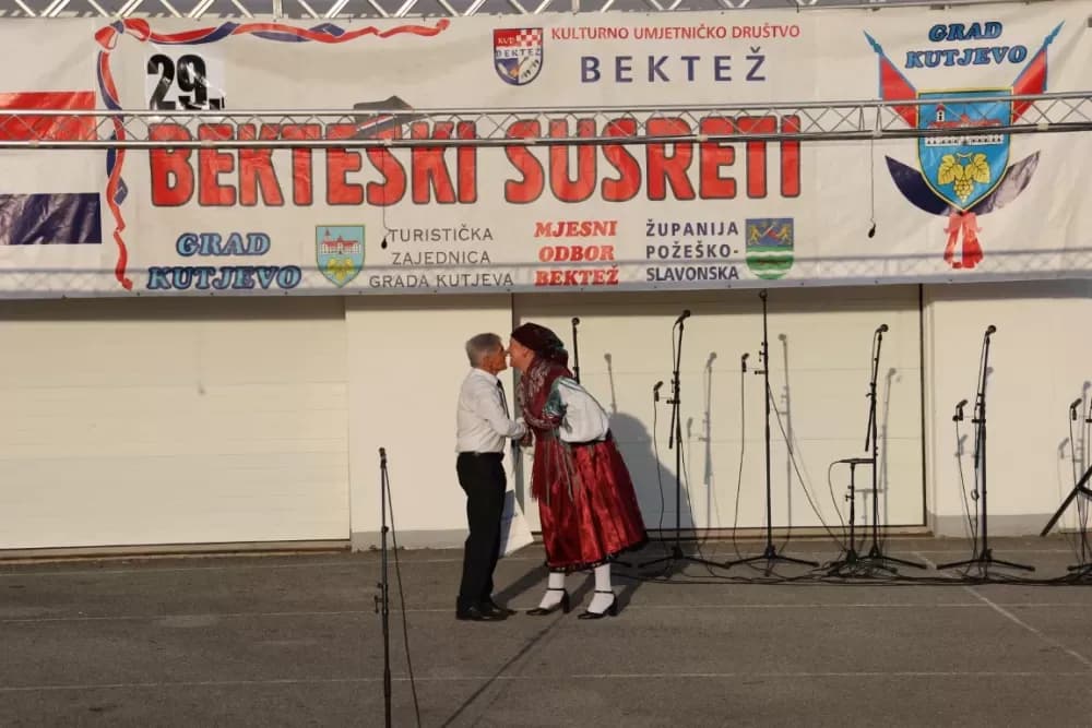 Nizale su se pjesme i napjevi, plesalo se i igralo na 29. Bekteškim susretima