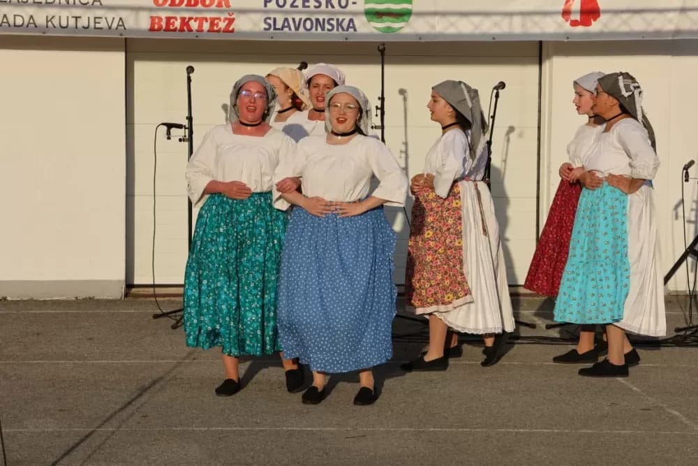 Nizale su se pjesme i napjevi, plesalo se i igralo na 29. Bekteškim susretima