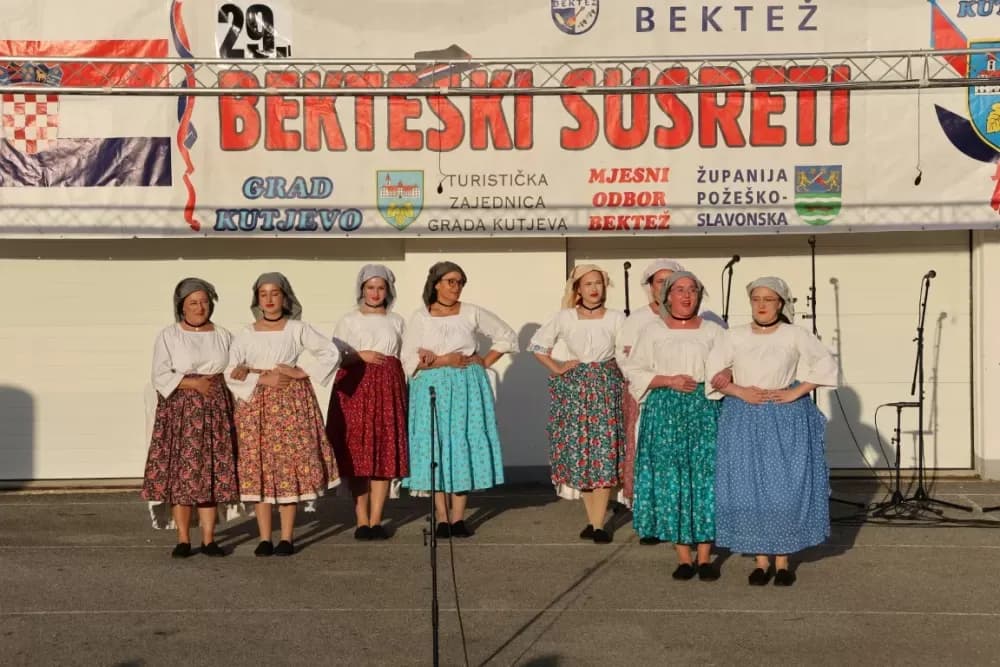 Nizale su se pjesme i napjevi, plesalo se i igralo na 29. Bekteškim susretima