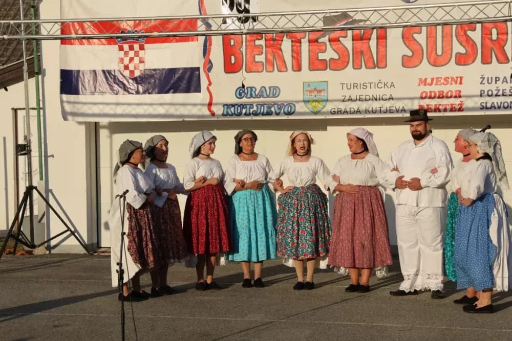 Nizale su se pjesme i napjevi, plesalo se i igralo na 29. Bekteškim susretima