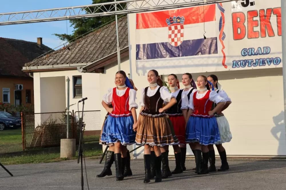 Nizale su se pjesme i napjevi, plesalo se i igralo na 29. Bekteškim susretima