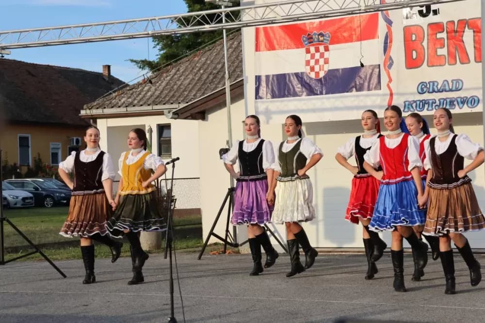 Nizale su se pjesme i napjevi, plesalo se i igralo na 29. Bekteškim susretima